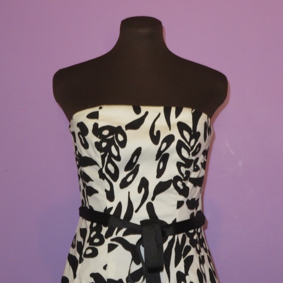 ✨ White House Black Market ✨ strapless dress - Picture 5 of 8